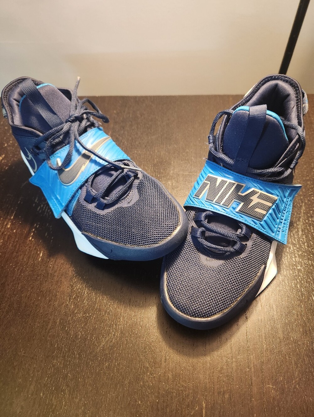 Nike Future Court 3 GS Kids' Navy and Bright Blue Strap Basketball Sneakers